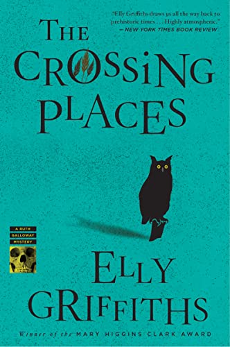 The Crossing Places: The First Ruth Galloway Mystery: An Edgar Award Winner -- Elly Griffiths - Paperback