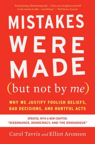 Mistakes Were Made (But Not by Me) Third Edition: Why We Justify Foolish Beliefs, Bad Decisions, and Hurtful Acts -- Carol Tavris - Paperback